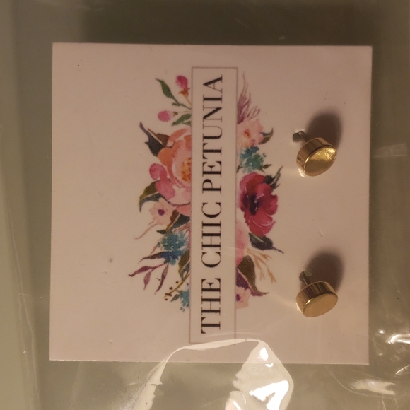 Minimalist Gold Tone Studs - Picture 1 of 3
